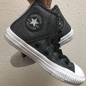 Converse sneakers 🖤